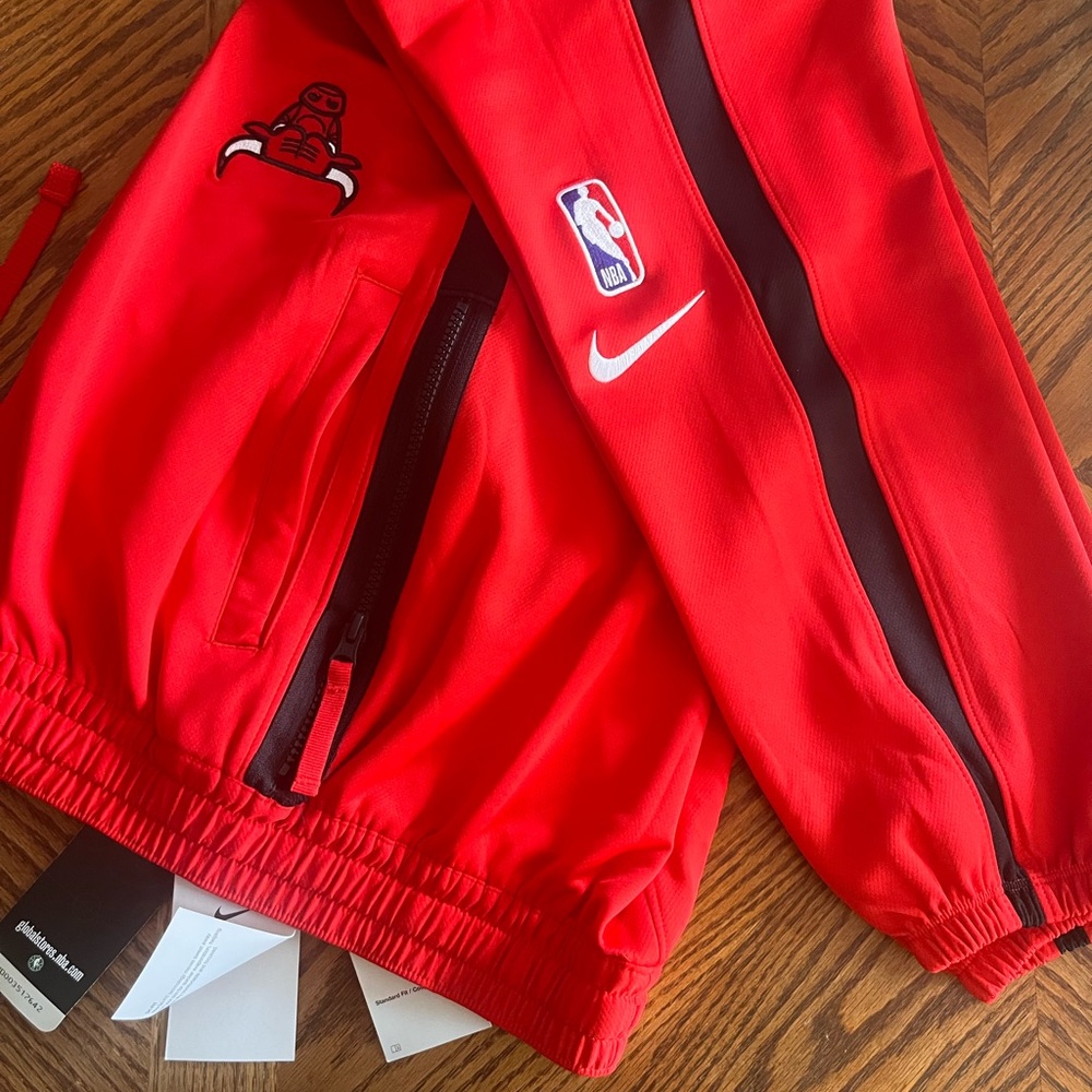 NBA CHICAGO BULLS Red warm ups with Black Accents Sz M standard fit